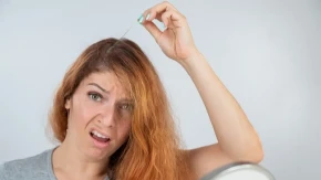 Da li treba čupati sede dlake? Frizeri upozoravaju na greške koje mogu uništiti vašu kosu