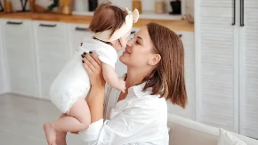 Smršaj dok se igraš sa bebom: Vodič za ishranu i vežbe