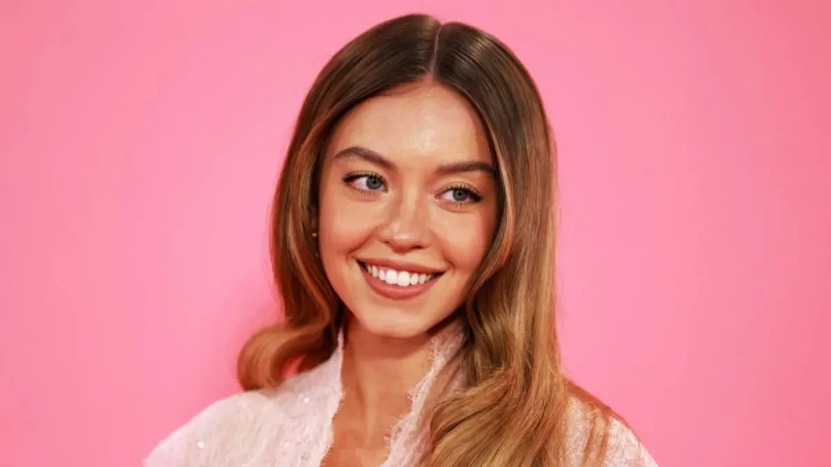 Ovakva ne može ni među bugarske maturantkinje, "slepi miš" fazon? Glumica u epizodi: koliko sam lepa toliko nemam pojma da se obučem