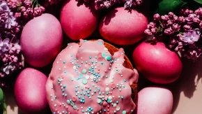 Bajkovita roze jaja bez kapi hemije! Samo ih potopite u ovaj čudesni sok!