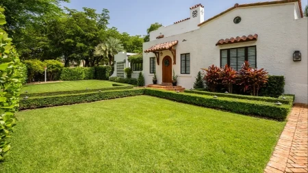 Ne zaboravi ovo uraditi u aprilu: Travnjak će vam opet biti zelen kao Vimbldon