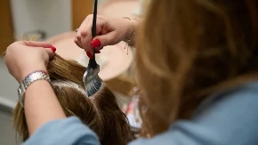 Ne treba vam ljubičasti šampon, ovo ubija žutilo momentalno: Kako napraviti preliv kod kuće i rešiti se muka sa lošom bojom na kosi