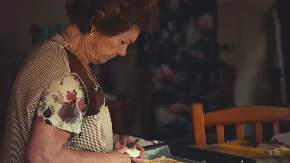 Sin na prevaru odveo majku u dom da bi prodao stan zbog dugova: Nije znao šta ga čeka