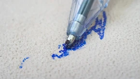 Kako ukloniti mastilo od hemijske sa kauča? Jedna od najupornijih mrlja se čisti vrlo lako