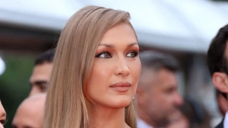 Skroz je majkina: Bela Hadid prošetala crvenim tepihom sa mamom, haljine su im boli glava