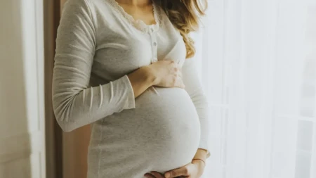 Sve kasnije majčinstvo: Gde je Srbija na svetskoj mapi