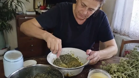 Bolje od skupih liftinga: Domaća krema od hajdučke trave rešava bore, regeneriše i zateže kožu