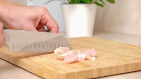 Sečete piletinu na drvenoj dasci? Onda ovo morate znati - ako ne želite da se razbolite