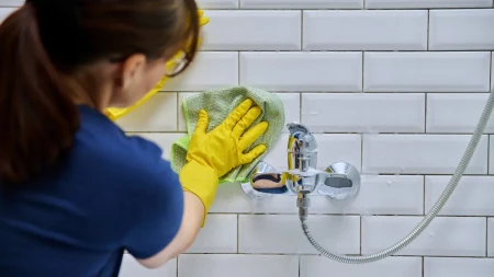 Kako očistiti fuge na pločicama? Pobeleće za 1 minut kad namažete ovu mešavinu!