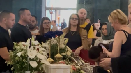 I mame sa bebama ispred Hrama, čekaju da celivaju Pojas Presvete Bogorodice