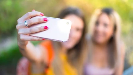 Ovu pozu ni u ludilu više ne radite, ni ona ne može da je smisli: Fotografkinja otkrila trik kako najbolje da se ispadne na slikama, obratite pažnju