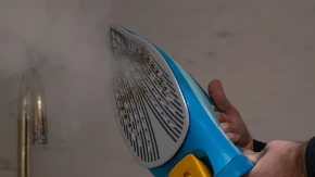 6 trikova da skinete sve što se zalepilo na peglu: Ovo je očisti skroz, ništa ne ostaje na njoj, kao nova bude skroz