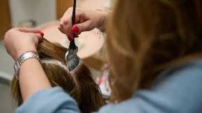 Žene u Srbiji "zatrpale" frizere zbog ovakve kose: Znate li šta je frizura "jagoda toping" i ne, nema veze sa jelom
