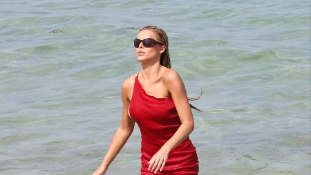 Manekenka doživela peh u moru! Talasi joj skinuli haljinu - ispod nije bilo ništa!