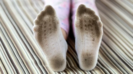 Bele čarape će blistati kao nove! Ne treba izbeljivač, ovo uklanja najgoru prljavštinu