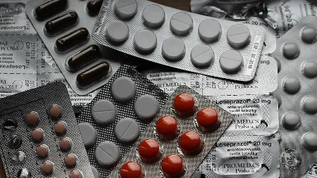 Da li lekovi smeju u ručni prtljag? Evo koja pravila važe za tablete, sirupe i terapiju tokom leta