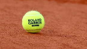 Glavni je tenis, a da vidite kakva je samo moda: Žene ovom obućom "oduvale" na Rolan Garosu, celi svet gleda šta to bre obule