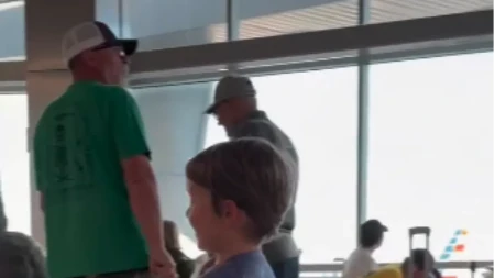 Dečak (4) zaboravio medu na aerodromu: Njihov ponovni susret je nešto najslađe što ćete videti danas!