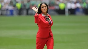Salma Hajek ukrala šou na otvaranju Mundijala: U odelu koje slavi Meksiko zasenila sve na stadionu