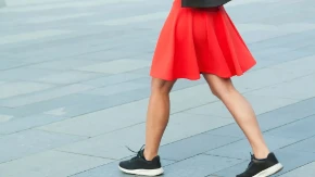 Nova "statement" crvena boja ovog leta vlada ulicama i plažama: Žene masovno kupuju ove komade, pristaje svakom tenu