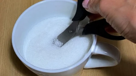 Bake su tako radile godinama: Pre nego što bacite tupe makaze, uradite ovo sa šoljom šećera