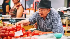 Kako da prepoznate domaći paradajz: Jedan detalj otkriva da zaista ima miris, ukus i sočnost kakvu pamtimo iz detinjstva