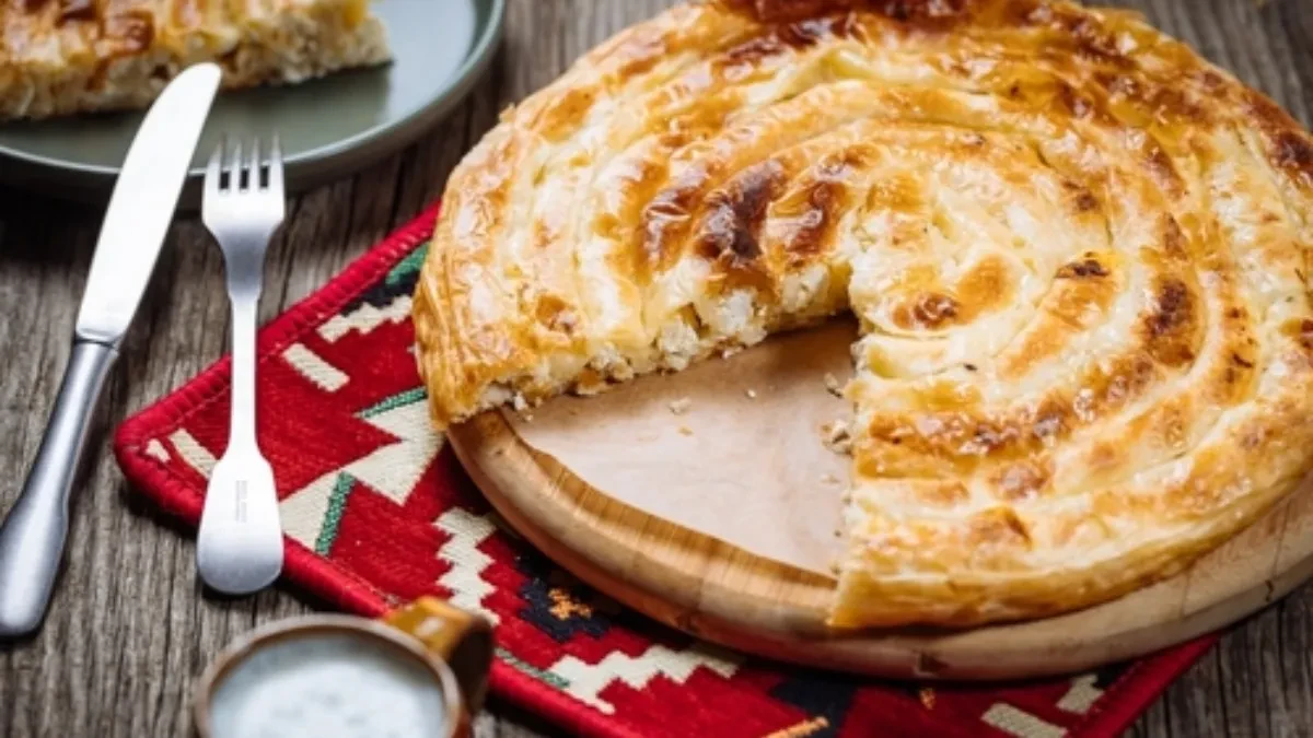 Pravi se za 5 minuta od 5 sastojaka: Turska burek pita sa sirom od koje nećete naći sočniju!