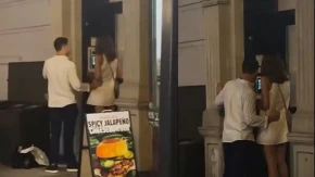 Ismevali ga što je ovo uradio na sastanku: Poljubac za laku noć pokrenuo žustru raspravu