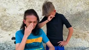 Dečak iz Velike Kladuše rasplakao Balkan! Mama mu je u kolicima, on ima samo jednu želju