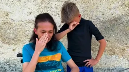 Dečak iz Velike Kladuše rasplakao Balkan! Mama mu je u kolicima, on ima samo jednu želju