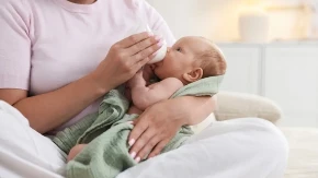 Regurgitacija kod beba: Kada je normalna pojava, a kada razlog za pregled?