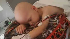 Tumor je metastazirao, čak joj i kosti pucaju! Mama devojčice koja se leči u Atini digla Balkan na noge