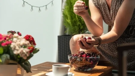 Pijete vodu posle trešanja? Evo da li zaista tako "kvarite" stomak