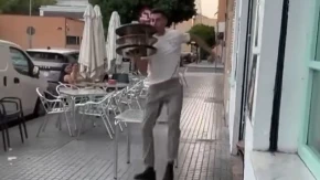 Ovog konobara hoće da zaposli svaki kafić: Nosi 3 ajncera, brda čaša piva, još preskače stolove, šta je bre ovo? 
