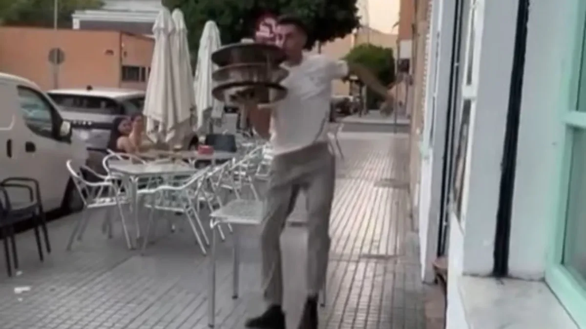 Ovog konobara hoće da zaposli svaki kafić: Pogledajte šta čovek radi, ovo nije realno!