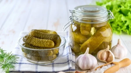 Kiseli krastavci recept za 3 kg: Hrskavi ostaju do zime, a preliv se pravi za 2 minuta