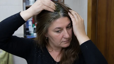 Sedu kosu sakrijem bez farbanja! Sok od ovog povrća mi vrati prirodnu boju posle jednog korišćenja