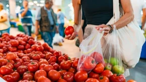 Kupili ste bljutav paradajz? Evo šta mu daje slatkoću kao da je ubran iz bašte