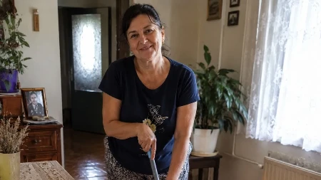 Podove brišem samo ovim začinom: Strina mi je otkrila ovaj trik, hemiju više ne kupujem, a parket blista