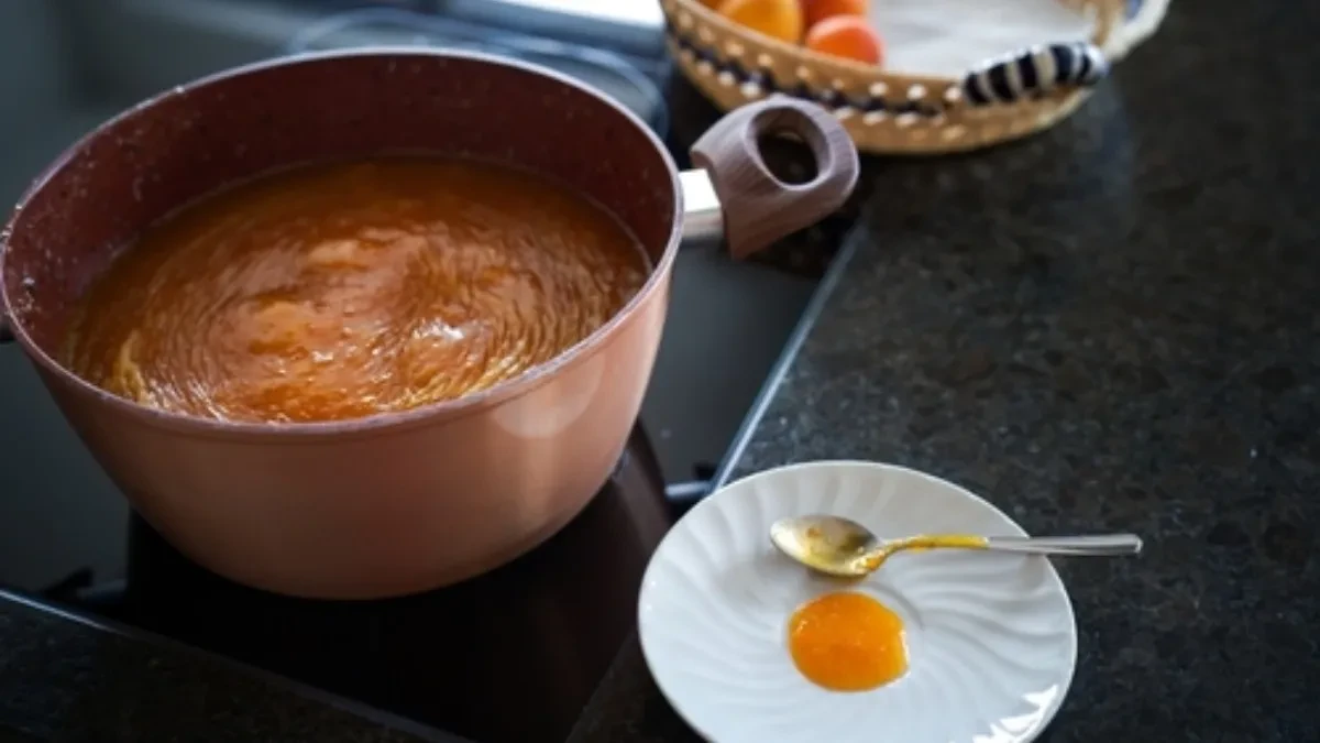 Domaće slatko od kajsija u kreču: Recept iz bakine sveske koji se prenosi sa kolena na koleno