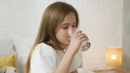 Koliko dete treba da pije vode leti? Vodič po uzrastu od bebe do tinejdžera