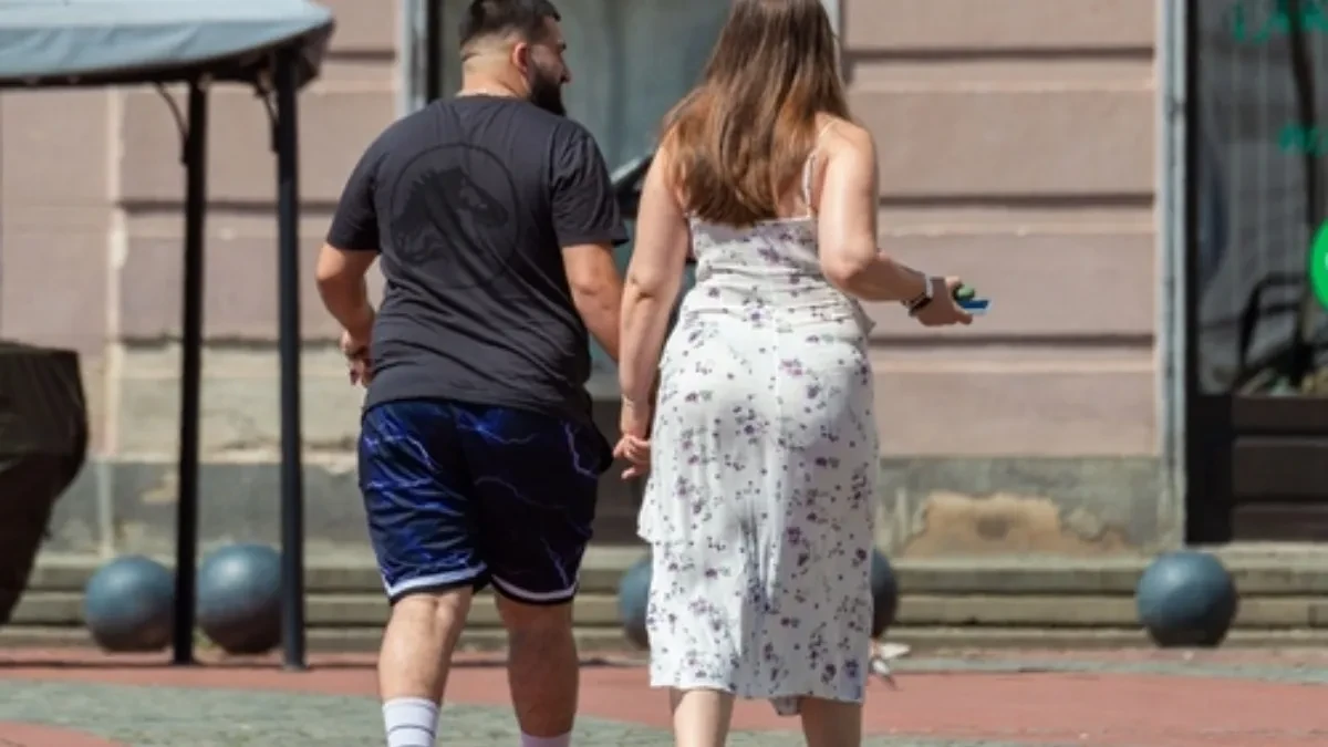 Ova garderoba ističe ženstvenost, a ne višak: Nije poenta da se krijete u širokom i crnom, to većinu žena upropasti 