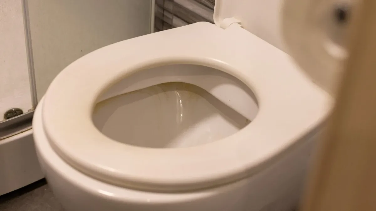 Skida kamenac momentalno, a kada je jednom ovako sredite posle je samo održavate: Kako očistiti WC šolju, nemojte zaboraviti i vodokotlić