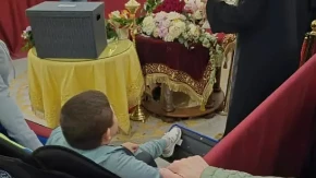 „Sine, poljubi Bogorodicu“: Dirljiva priča Ljube (14) u kolicima rasplakala vernike u Hramu Svetog Save