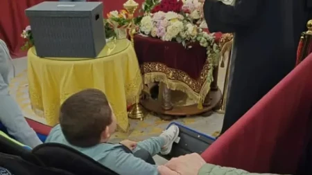 „Sine, poljubi Bogorodicu“: Dirljiva priča Ljube (14) u kolicima rasplakala vernike u Hramu Svetog Save