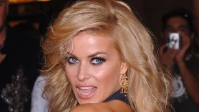 Bombastična u 50-im: Karmen Elektra prošetala u providnoj haljini, zapalila javnost oblinama