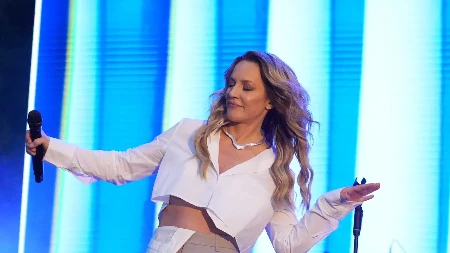 Slične ovakve pantalone prodaju se za 1200 dinara: Naša pevačica oduševila stajlingom koji svaka žena može da iskopira za male pare