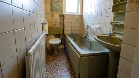 Ovaj deo uvek obiđete, a tu se skupljaju bakterije, vlaga, ma užas: Kako se temeljno čisti kupatilo, posle ga samo održavate