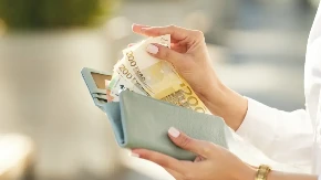 Novac stiže do kraja juna: 3 znaka horoskopa dobijaju povišicu, bonus ili novi posao
