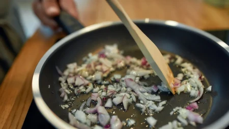 Kuvari u restoranu dodaju ovo kad dinstaju luk: Smrad se ne širi okolo, a brže omekša